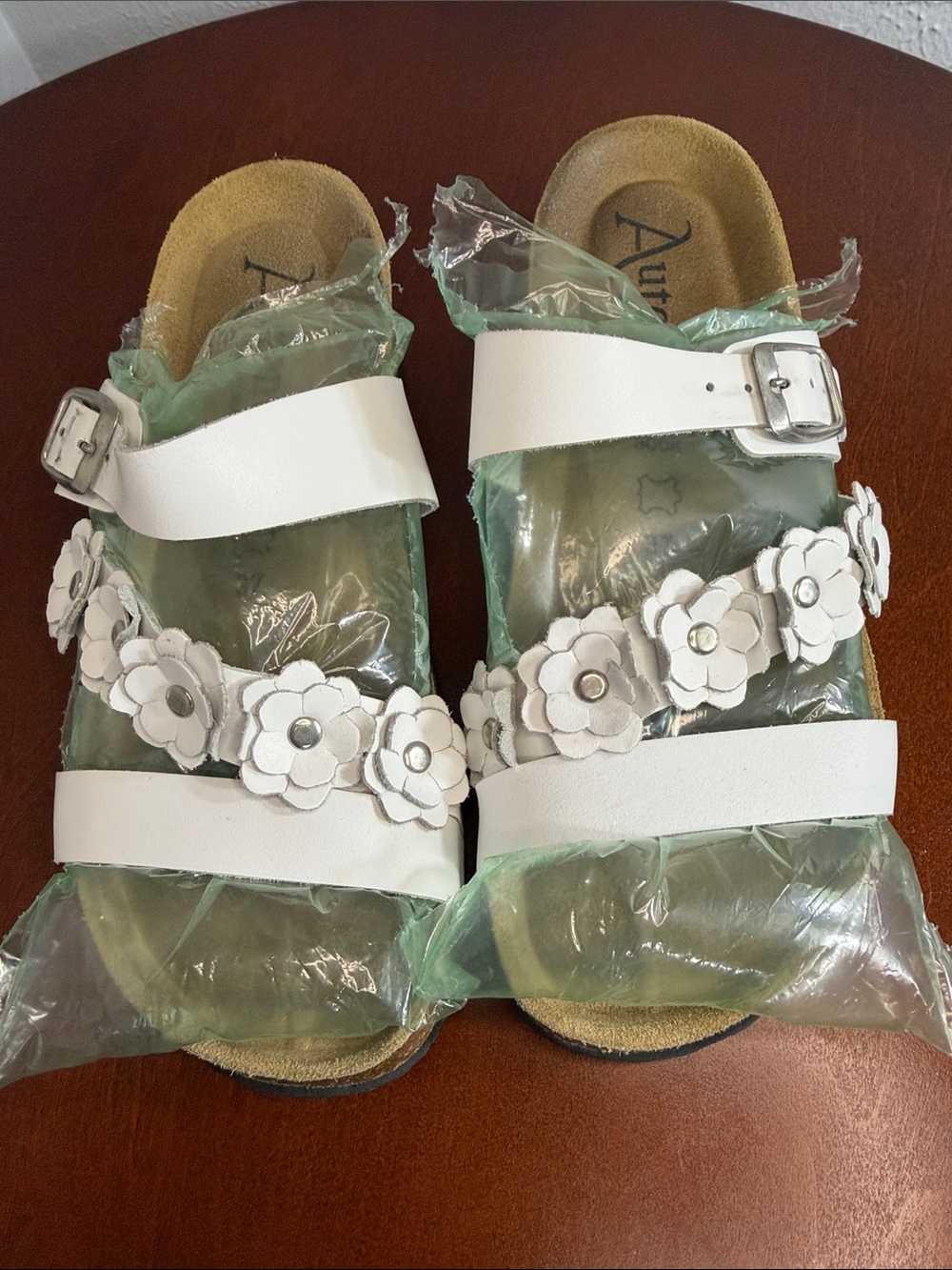 Autenti White Leather Floral Strap Sandals - NWOT